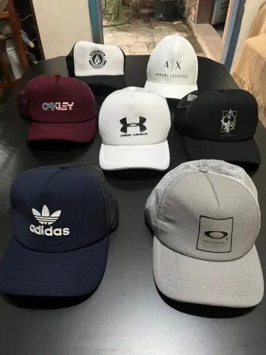 7 bonés variados