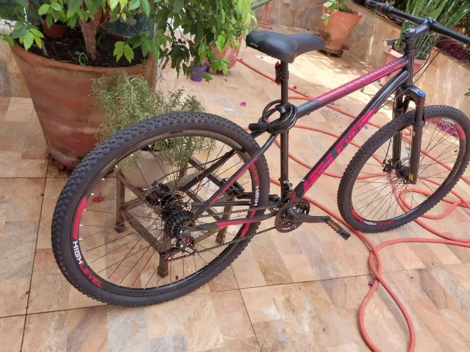 Vendo Bike aro 29, 21 marchas com nota fiscal e  seguro contra roubo e danos no meu nome !
