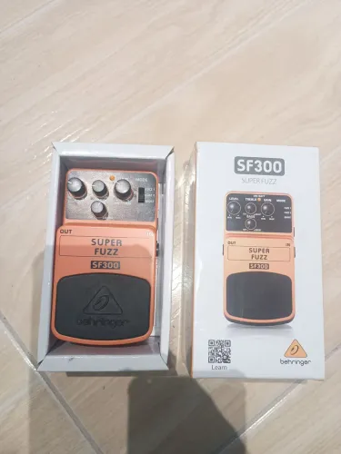 Pedal fuzz behringer