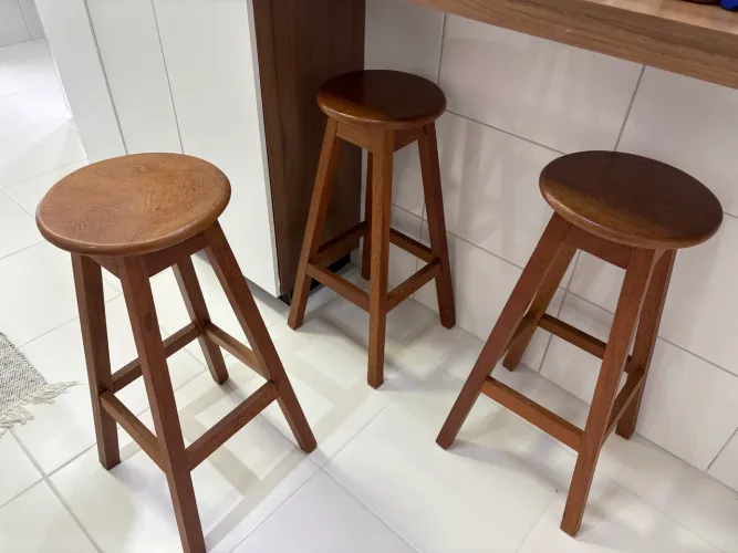 Kit com 3 Banquetas Altas em Madeira Maciça para Bancada