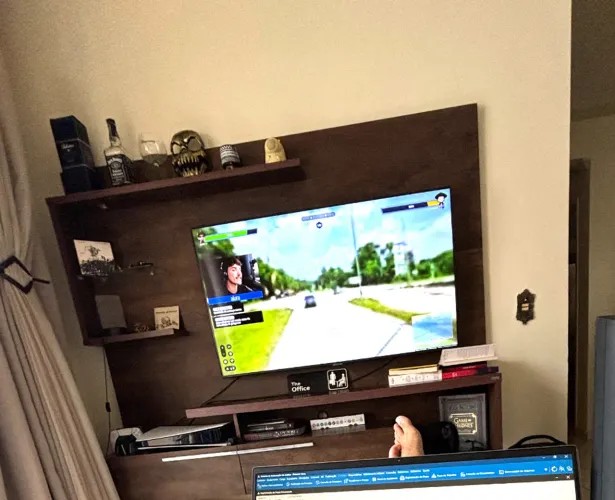 Painel Rack Suspenso p/ TV - Madeira Maciça/Pesada e Prateleira de vidro( Estado de Novo)