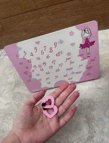 calendário magnético tok stok, modelo bailarina, na cor rosa.