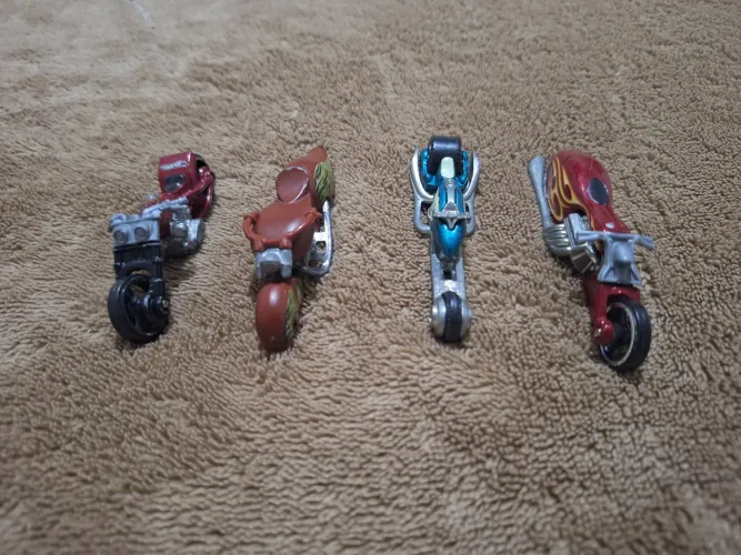 HOTWHEELS 4 motos