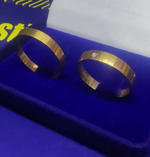 Alianças Retas Noivado Casamento e Bodas 1 Pedra Diamantes 1 mm Ouro 18 Kilates Peso 4 Gra
