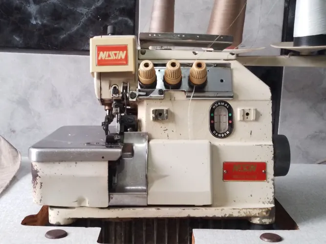 Maquina de costura industrial overlock Nissin