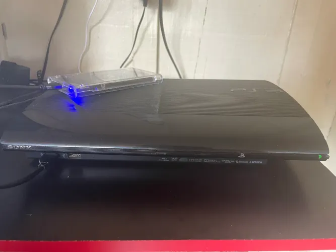 Ps3 250gb/hd 500gb com 50 jogos, 9 jogos físicos