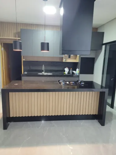 Casa à Venda com 3 Quartos (1 Suíte), Pé-Direito Alto, 4 vagas de garagem e Espaço Gourmet