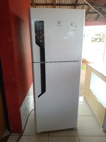 GELADEIRA ELETROLUX FROST FREE GELO SECO COM MARCAS DE USO PORÉM GELANDO PERFEITAMENTE 