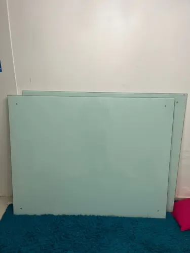 Quadro de vidro para escolas ou escritórios.