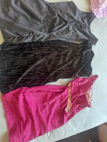 Vendo esses 3 vestidos maravilhosos por apenas 30 reais tamanho p e o do meio Pp
