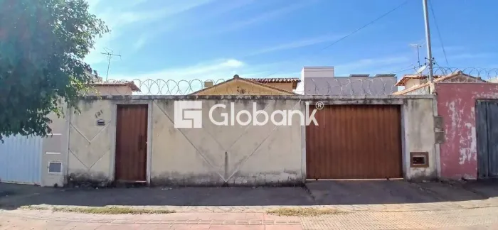 Casa com 65m² 3 quartos venda 2 vagas de garagem.