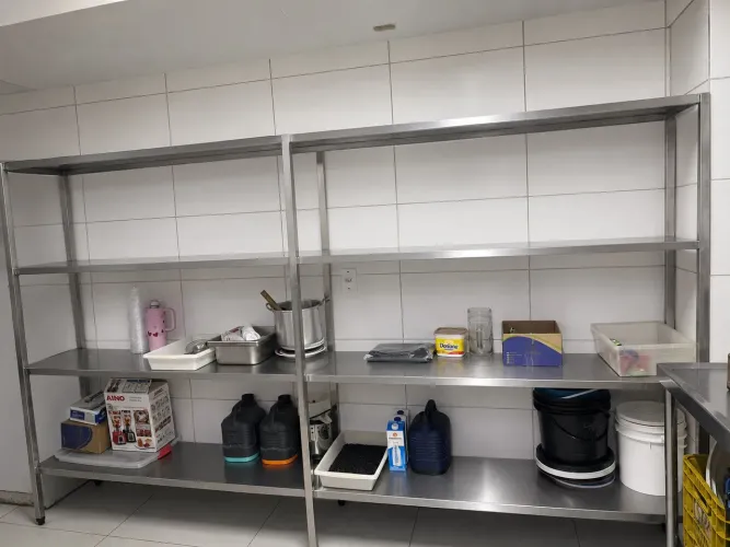 Prateleira industrial em aço inox de grande porte