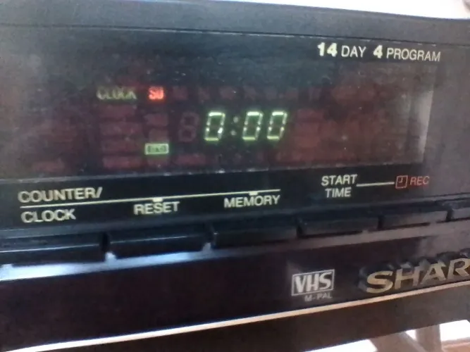 Vídeo cassete Sharp VC799B