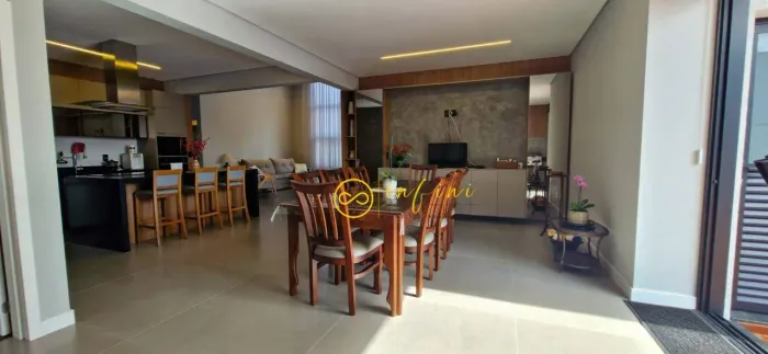 Casa de Condomínio com 3 Quartos à venda, 228 m² por R$ 2.350.000 - Condomínio Residencial