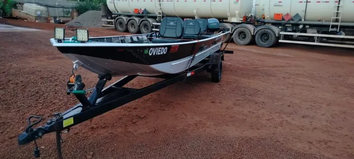 Barco com carretinha e motor 30 HP