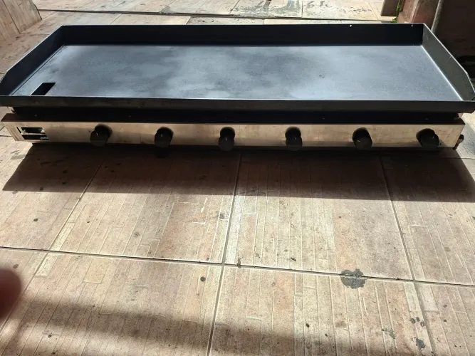 Chapa grill a gás.
