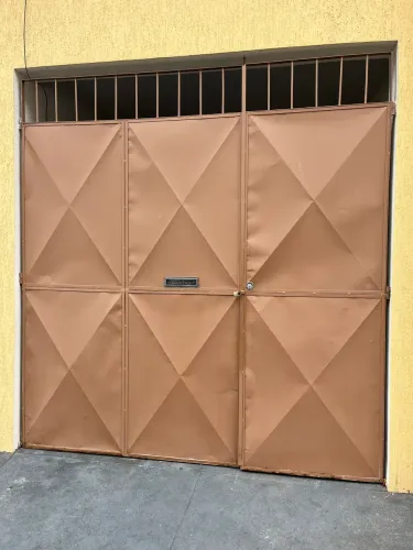 Vendo portão garagem e social$1200,00