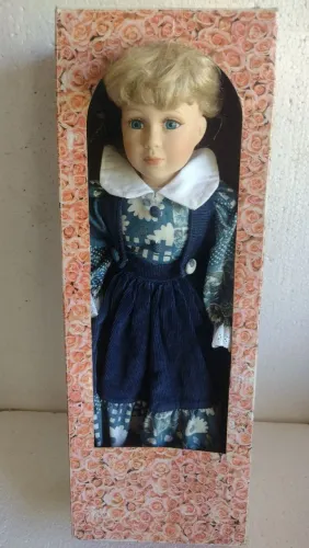 Boneca de porcelana coleção antiga na caixa original