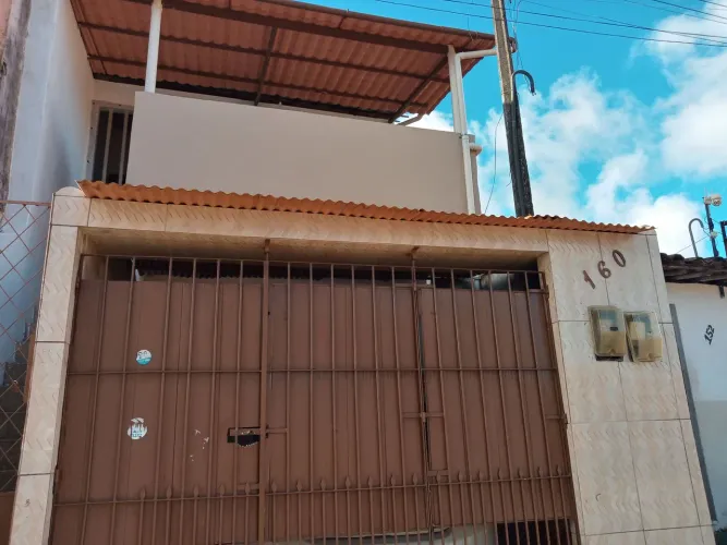 Vendo 1° andar com garagem, são 2 casas. Uma delas já alugada com garagem