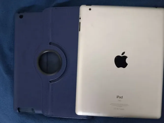 iPad 2 com capa e cabo