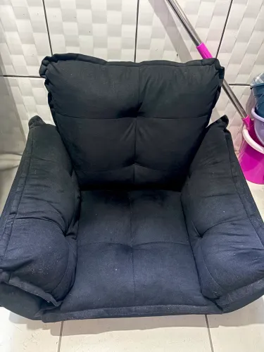 Poltrona Preta Confortável + Pés de Madeira