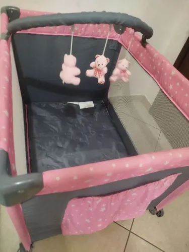 Berço portatil desmontável rosa