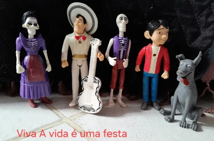 Bonecos colecionáveis do filme Viva A Vida é uma Festa (Coco) da Disney Pixar.