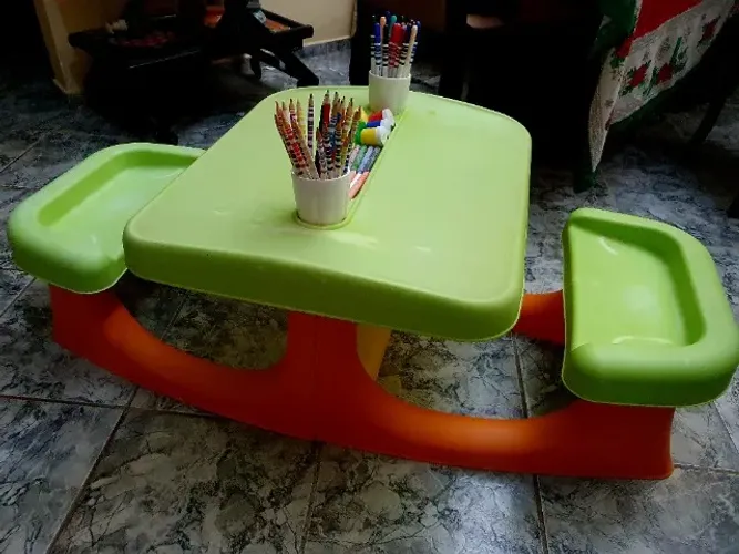 Mesinha para Pintura e Desenho KETER com 2 assentos