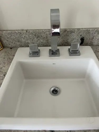 Bancada de banheiro com torneira Deca