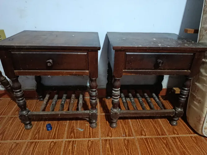 Conjunto de mesa de cabeceira antigo