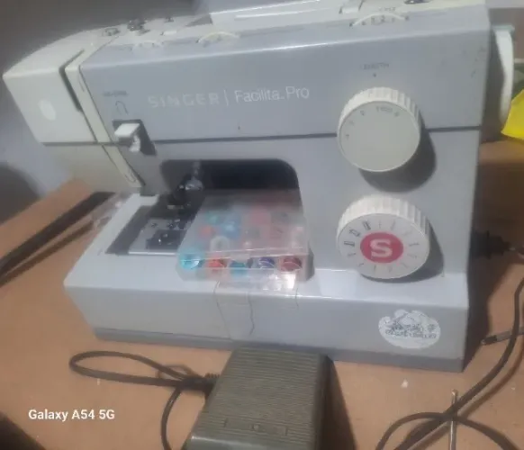 Maquina overloque chinesinha três fios+Maquina reta facilita pro 4411 singer 110 V.