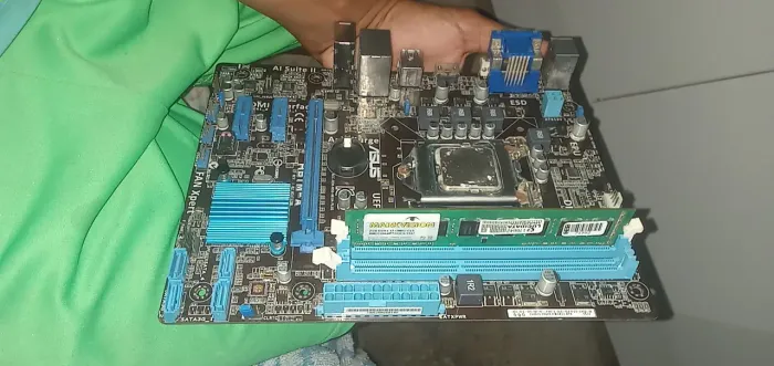 Placa mae h61-a com um pente de 2gb e processador pention 06