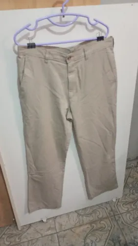 Calça masculina bege em sarja de algodão tamanho 44.