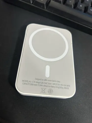 Carregador portátil magnético compatível com MagSafe, capacidade de 5000mAh.