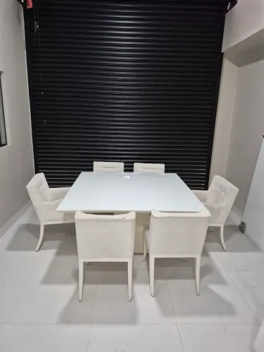 Mesa quadrada com tampo de madeira e vidro jateado