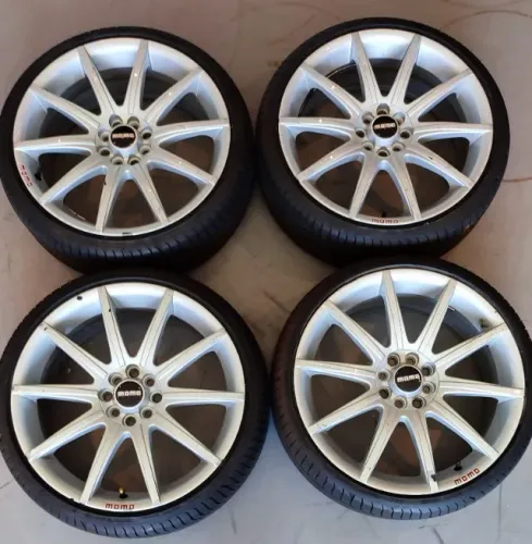 Jogo de rodas Momo 18x7 furação Mult 4x100/108 com pneus.