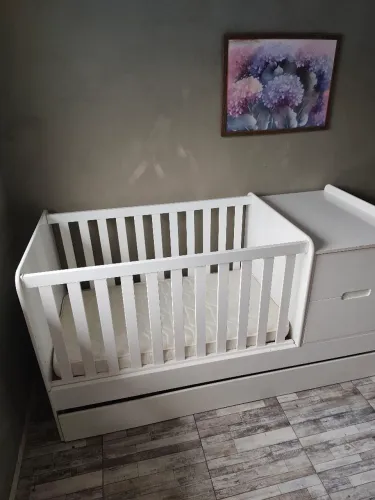 Berço com comoda e cama auxiliar