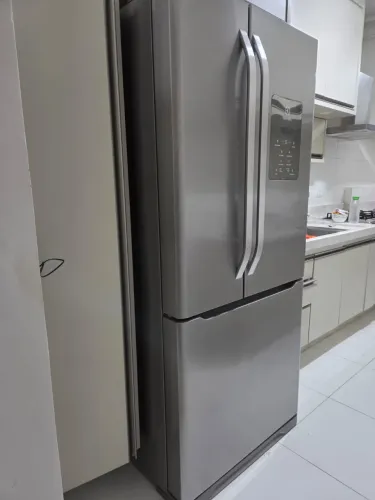Geladeira com freezer Electrolux DM84 con capacidad de 579L -aço inoxidável