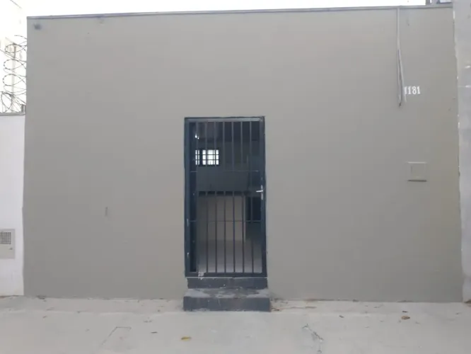 Aluga-se cômodo comercial com 50m² com excelente localização na rua da faculdade Unifran.