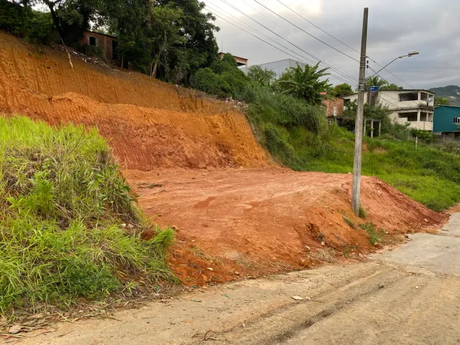 Terreno 300 m2 quitado e escriturado próximo a Cariacica Sede