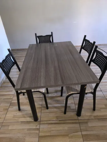 Mesa com 4 cadeiras