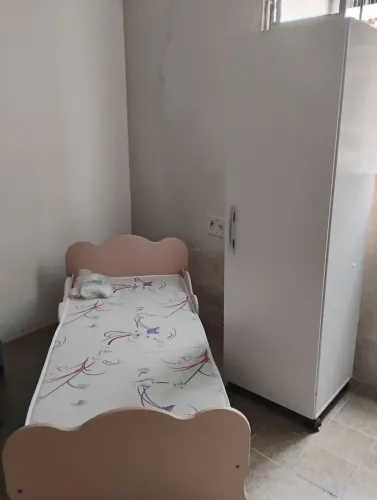 Vendo caminha com armário 