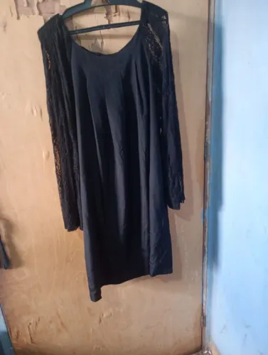 Vestido preto vom mangas de renda 
