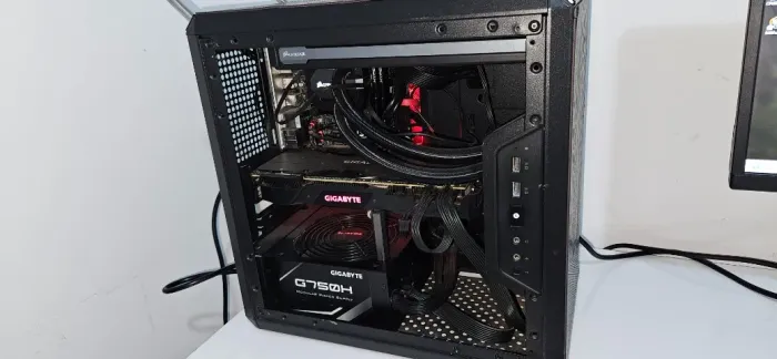 PC Gamer / Workstation Compacto - RTX 2080 + i7 7700K