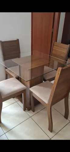 Mesa de vidro com 4 cadeiras