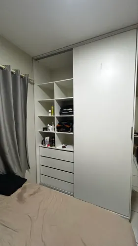 Roupeiro grande com portas de correr