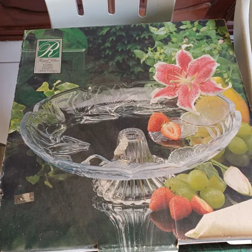 Boleira antiga de cristal com pe e na caixa