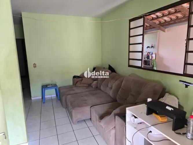 Casa com 3 quartos disponível para venda no bairro Jardim Holanda em Uberlândia-MG