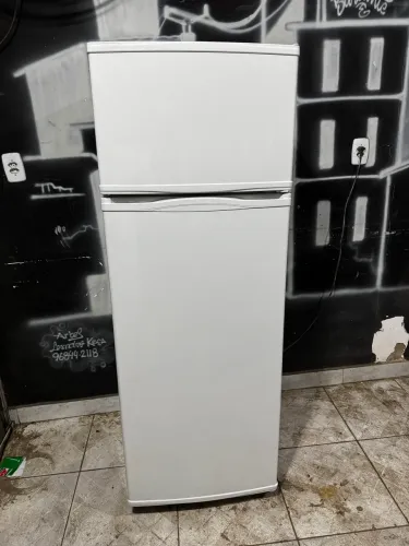 Vendo essa geladeira cônsul duplex 360 litros gelando muito