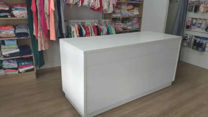 Móveis para loja (bancada, gaveteiro, manequins, provador)